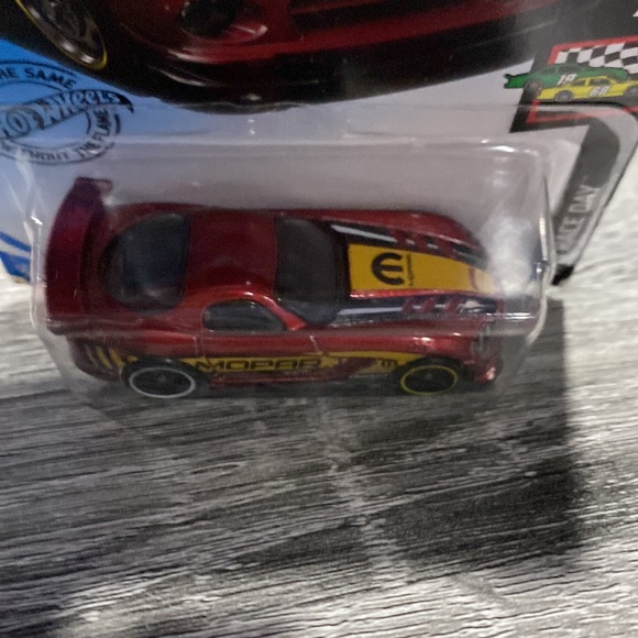 Hot Wheels | Race Day #7 of 10 Vehicles: Dodge Viper SRT10 ACR - 1:64 Scale - Picture 8 of 13